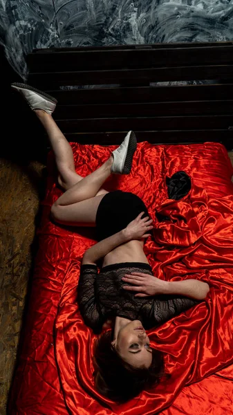 Femme bronzée sexy parfaite avec une peau parfaite, grandes lèvres pleines posant dans la chambre à coucher, portant sexy luxe élégant lingerie.l noir Lady couché sur le ventre sur un lit blanc . — Photo