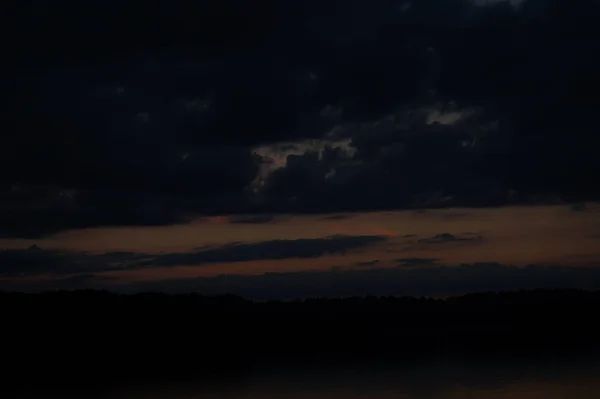 Pintoresca Vista Del Cielo Oscuro Sin Fin Sobre Lago Madrugada — Foto de Stock