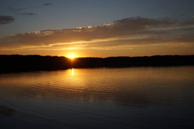 Sabahın erken saatlerinde gölün üzerinde sonsuz karanlık gökyüzü manzarası.   