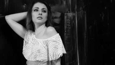 Güzel ıslak büyük göğüslü kız karanlık bir arka plan üzerinde siyah mayo giyiyor. Düşen yağmur damlaları ve sanatsal doğal duman. Reklam, ticari tasarım. Uzay kopyalayın. Karışık Asya-Kafkas yarış.