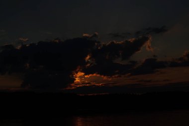 Gün batımının resimsel görüntüsü gölün ayna yüzeyine yansıyor 