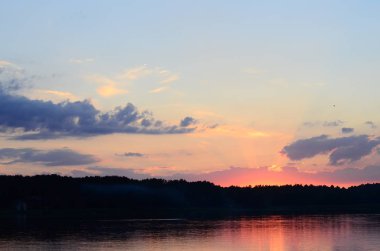 Sahilde gün batımı Güzel gökyüzü