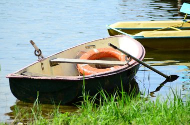 Gün doğumunda sahilde bir tekne.