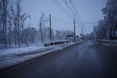 Karlı ve bulanık bir Noel arkaplanı. Mutlu noeller ve fotokopi uzayı olan mutlu yeni yıl tebrik kartları..