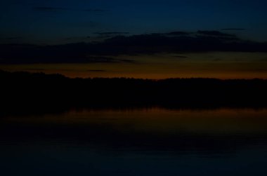 Gölde yansıtılan güzel gün batımı