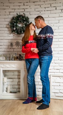 şömine yakın aşık genç bir çift