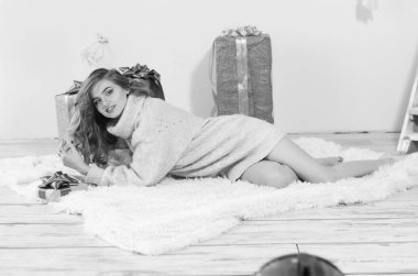 Noel evde bekleyen genç güzel kadın