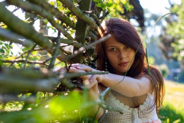 Kırsal kesimde kameraya poz veren çekici genç bir kadın.