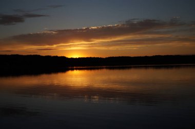 Sabahın erken saatlerinde gölün üzerinde sonsuz karanlık gökyüzü manzarası.   