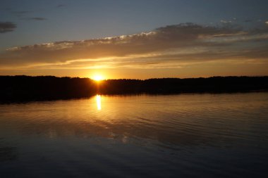 Sabahın erken saatlerinde gölün üzerinde sonsuz karanlık gökyüzü manzarası.   