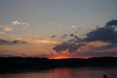 Gün batımının resimsel görüntüsü gölün ayna yüzeyine yansıyor 