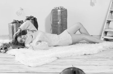 Noel evde bekleyen genç güzel kadın