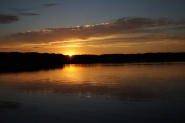 Sabahın erken saatlerinde gölün üzerinde sonsuz karanlık gökyüzü manzarası.   