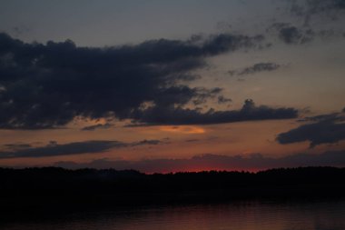 Sabahın erken saatlerinde gölün üzerinde sonsuz karanlık gökyüzü manzarası.   