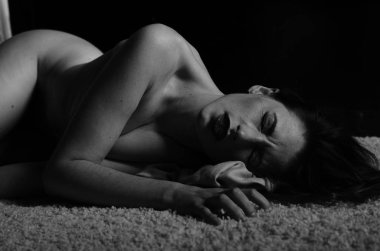 Güzel, çıplak bir kadın karanlık bir odada gizleniyordu. 