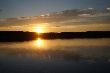 Sabahın erken saatlerinde gölün üzerinde sonsuz karanlık gökyüzü manzarası.   