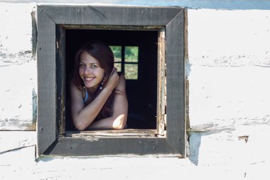 Kırsal kesimde kameraya poz veren çekici genç bir kadın.