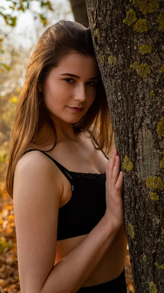 Junge Schöne Frau Spaziert Herbst Durch Den Park — Stockfoto
