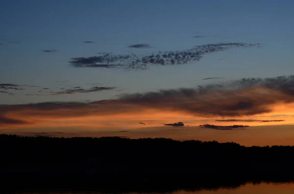 Schöner Sonnenuntergang spiegelt sich im See wider. — Stockfoto