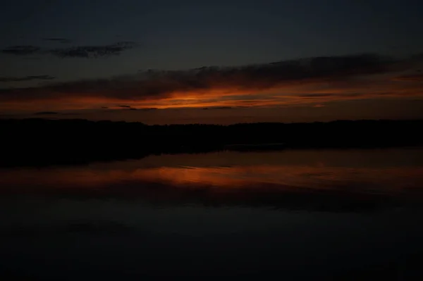 Vista Pitoresca Céu Escuro Infinito Sobre Lago Início Manhã — Fotografia de Stock