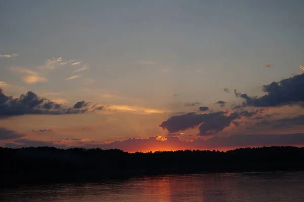 湖の鏡面に映る夕日の絵のような景色 — ストック写真