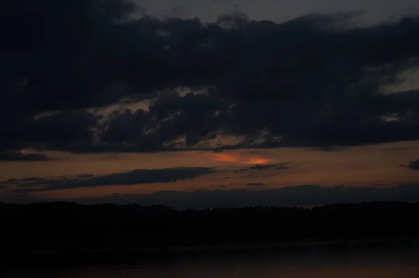 Vue Pittoresque Ciel Noir Sans Fin Sur Lac Tôt Matin — Photo