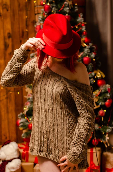 Una giovane bella ragazza che regge un bicchiere di champagne e una bottiglia di lei durante un servizio fotografico di Capodanno in studio. Il nuovo concetto di anno — Foto Stock