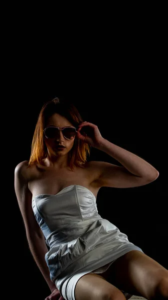 Hermosa Mujer Vestido Blanco Gafas Sol Posando Sobre Fondo Oscuro — Foto de Stock