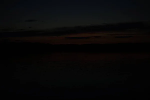 Pintoresca Vista Del Cielo Oscuro Sin Fin Sobre Lago Madrugada —  Fotos de Stock