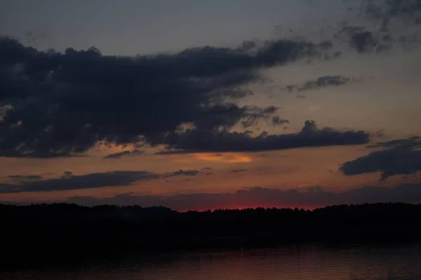 Vue Pittoresque Ciel Noir Sans Fin Sur Lac Tôt Matin — Photo