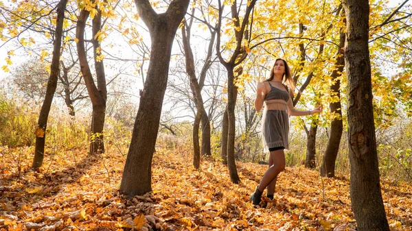 Młoda Piękna Kobieta Spaceruje Parku Jesienią — Zdjęcie stockowe
