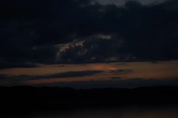 Pintoresca Vista Del Cielo Oscuro Sin Fin Sobre Lago Madrugada — Foto de Stock