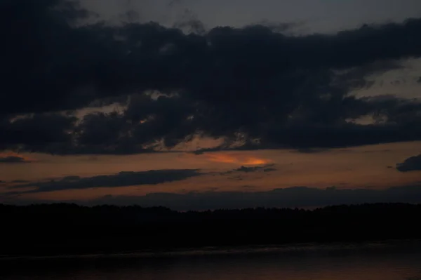 Vue Pittoresque Ciel Noir Sans Fin Sur Lac Tôt Matin — Photo