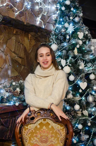 Hermosa Mujer Interior Navidad — Foto de Stock