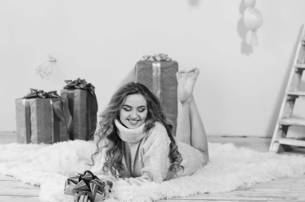 Joven hermosa mujer esperando Navidad en casa —  Fotos de Stock