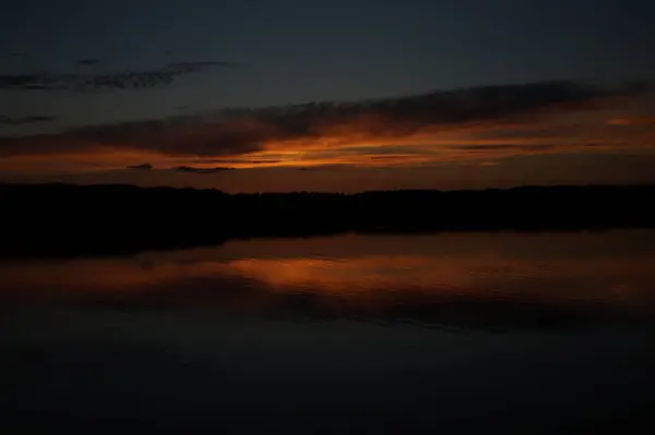 Malowniczy Widok Niekończące Się Ciemne Niebo Nad Jeziorem Wczesnym Rankiem — Zdjęcie stockowe