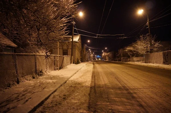 Verschneite Winterstadt in der Nacht. — Stockfoto