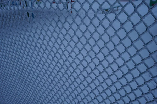 Забор из матовой проволоки зимой — стоковое фото