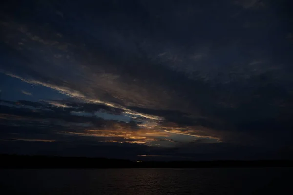 Vista Pitoresca Céu Escuro Infinito Sobre Lago Início Manhã — Fotografia de Stock