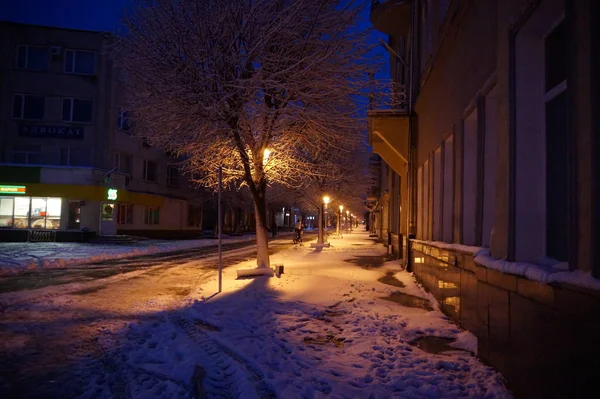 Sneeuwrijke winterstad in de nacht. — Stockfoto