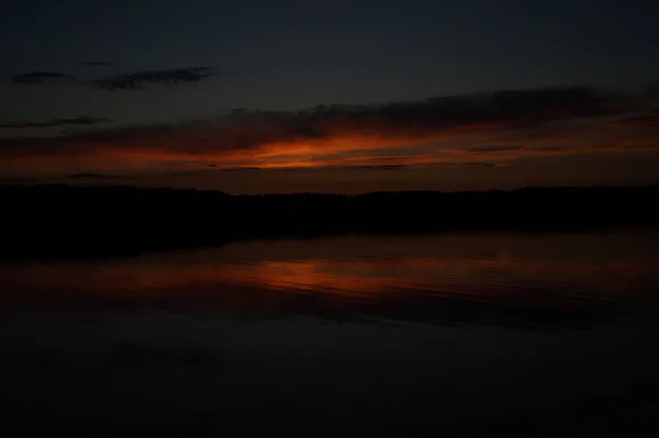 Vista Pitoresca Céu Escuro Infinito Sobre Lago Início Manhã — Fotografia de Stock