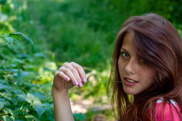 Attractive Young Woman Posing Camera Countryside — Stock Photo, Image