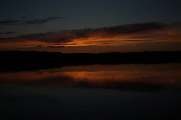 Vista Pitoresca Céu Escuro Infinito Sobre Lago Início Manhã — Fotografia de Stock