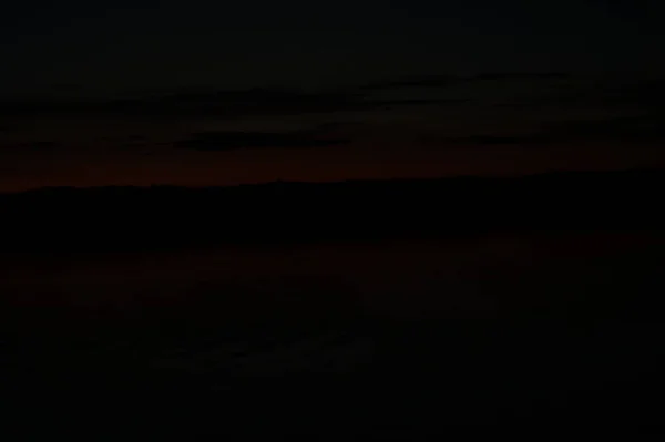 Pintoresca Vista Del Cielo Oscuro Sin Fin Sobre Lago Madrugada — Foto de Stock