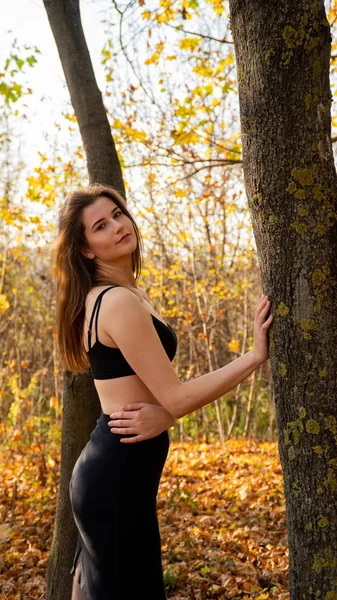 Joven Hermosa Mujer Caminando Parque Otoño — Foto de Stock