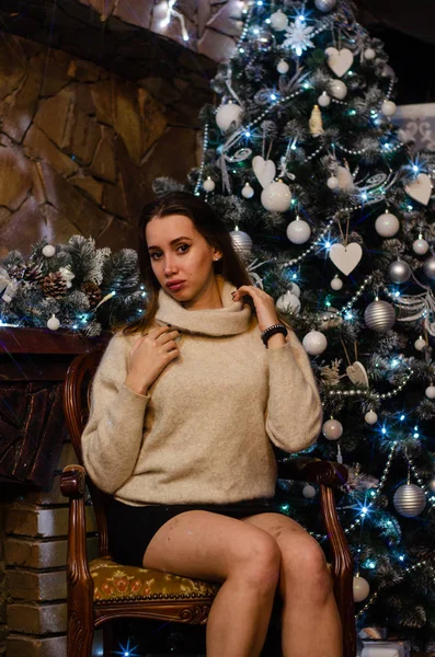 Hermosa Mujer Interior Navidad — Foto de Stock