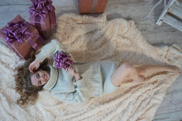 Joven hermosa mujer esperando Navidad en casa — Foto de Stock