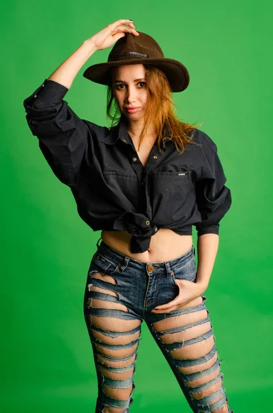 Mooi Meisje Gescheurde Jeans Cowboy Hoed — Stockfoto
