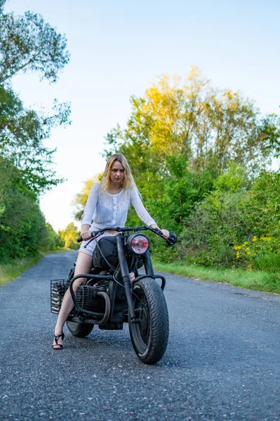 Młoda Kobieta Motocyklem Drodze — Zdjęcie stockowe