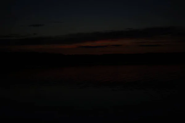 Pintoresca Vista Del Cielo Oscuro Sin Fin Sobre Lago Madrugada —  Fotos de Stock
